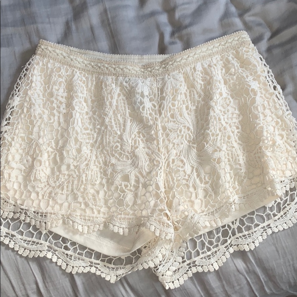🧚🏼‍♀️off white floral lace shorts
